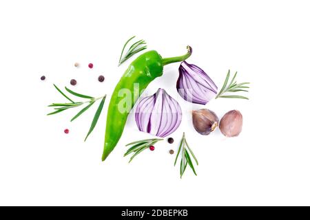 Gousse de poivron vert, deux tranches d'oignon violet avec branches de romarin, gousses d'ail et pois de poivre coloré isolés sur fond blanc Banque D'Images