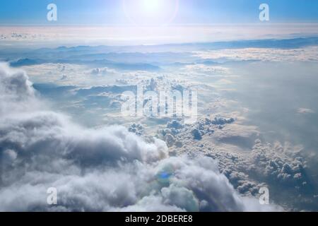 Paysage céleste avec soleil éclatant. Grands nuages blancs sur ciel bleu. Magnifiques nuages blancs sur fond bleu ciel. Des nuages blancs sur un ciel sans limites. Bleu Banque D'Images