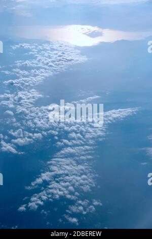 Paysage céleste avec soleil éclatant. Nuages blancs sur ciel bleu. Magnifiques nuages blancs sur fond bleu ciel. Des nuages blancs sur un ciel sans limites. Ciel bleu Banque D'Images