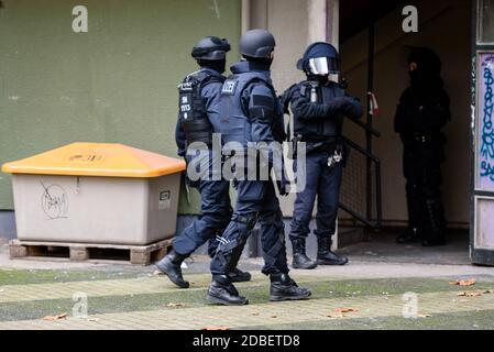 Berlin, Berlin, Allemagne. 17 novembre 2020. La police peut être vue devant l'entrée d'une maison lors de raids au cours desquels la police a arrêté trois suspects. Plus de 1600 policiers sous la direction de Soko 'Epaulette' sont impliqués dans une opération de police de grande envergure. 18 objets sont raillés, dont dix appartements, garages et véhicules. L'objectif de l'opération est la recherche des trésors d'art volés et des preuves possibles telles que les supports de stockage, les vêtements et les outils en relation avec le vol spectaculaire de l'année dernière dans le musée Gruenes Gewoelbe à Dresde le 25 novembre 2019. (Image de crédit : Banque D'Images