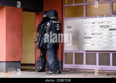 Berlin, Berlin, Allemagne. 17 novembre 2020. La police peut être vue devant l'entrée d'une maison lors de raids au cours desquels la police a arrêté trois suspects. Plus de 1600 policiers sous la direction de Soko 'Epaulette' sont impliqués dans une opération de police de grande envergure. 18 objets sont raillés, dont dix appartements, garages et véhicules. L'objectif de l'opération est la recherche des trésors d'art volés et des preuves possibles telles que les supports de stockage, les vêtements et les outils en relation avec le vol spectaculaire de l'année dernière dans le musée Gruenes Gewoelbe à Dresde le 25 novembre 2019. (Image de crédit : Banque D'Images