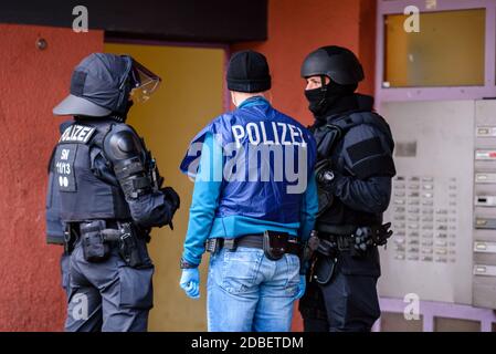 Berlin, Berlin, Allemagne. 17 novembre 2020. La police peut être vue devant l'entrée d'une maison lors de raids au cours desquels la police a arrêté trois suspects. Plus de 1600 policiers sous la direction de Soko 'Epaulette' sont impliqués dans une opération de police de grande envergure. 18 objets sont raillés, dont dix appartements, garages et véhicules. L'objectif de l'opération est la recherche des trésors d'art volés et des preuves possibles telles que les supports de stockage, les vêtements et les outils en relation avec le vol spectaculaire de l'année dernière dans le musée Gruenes Gewoelbe à Dresde le 25 novembre 2019. (Image de crédit : Banque D'Images