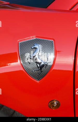 En option, un badge d'aile en carbone Ferrari Scuderia est apposé sur une voiture de sport italienne Ferrari 488 rouge rose sous le soleil Banque D'Images