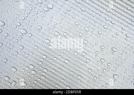 Surface en plastique gris clair avec des gouttes d'eau Banque D'Images