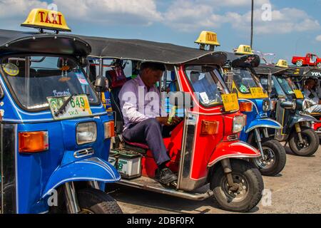 Tuk Tuk friver attendre le costomer Banque D'Images