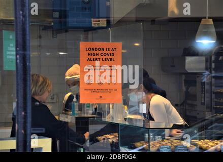 Londres, Royaume-Uni. 16 novembre 2020. Vue d'un panneau High COVID Alert Level dans une fenêtre de restaurant à Soho.la plupart des endroits ont fermé à mesure que le deuxième mois de confinement national a lieu en Angleterre. Crédit : SOPA Images Limited/Alamy Live News Banque D'Images