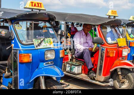 Tuk Tuk friver attendre le costomer Banque D'Images