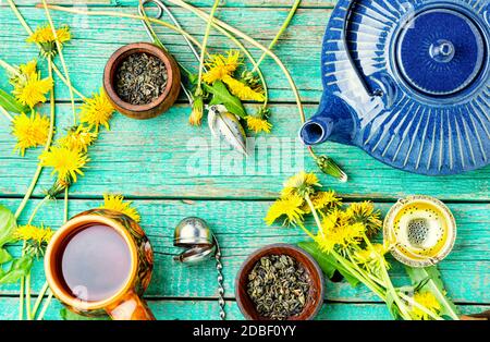 Thé aux herbes parfumé de pissenlits à fleurs.thé aux fleurs.médecine de fines herbes Banque D'Images