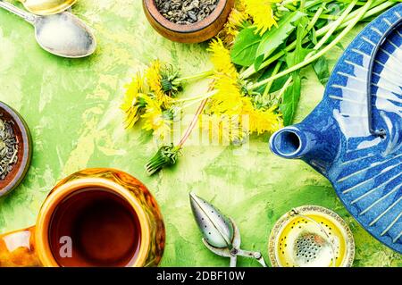 Théière en céramique avec tisane de pissenlits à fleurs.thé de fines herbes de pissenlits Banque D'Images