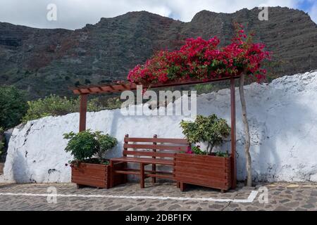 Un banc en bois idyllique dans les montagnes Banque D'Images