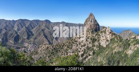 Montagne Roque El Cano avec village Vallehermoso sur l'île de la Gomera Banque D'Images