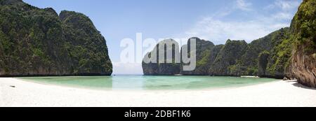 Panoramique de la baie Maya, île de Phi Phi le, Thaïlande. Banque D'Images