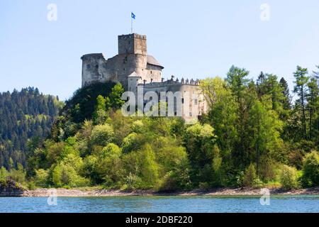 Niedzica, Pologne - 18 mai 2020 : Château de Niedzica du XIVe siècle (château de Dunajec), forteresse médiévale au lac Czorsztyn. Il est connu comme l'un des plus p Banque D'Images