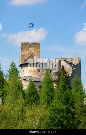 Niedzica, Pologne - 18 mai 2020 : Château de Niedzica du XIVe siècle (château de Dunajec), forteresse médiévale au lac Czorsztyn. Il est connu comme l'un des plus p Banque D'Images