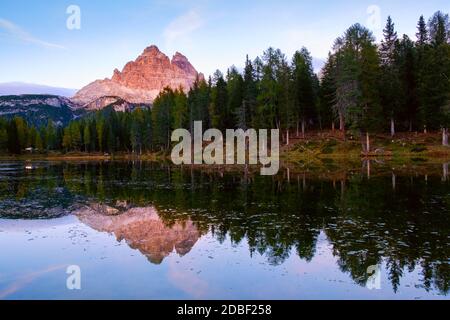 Paysages de coucher de soleil dans le lac Antorno (Lago di Antorno), paysages de montagne d'automne dans les Dolomites, Italie. Banque D'Images