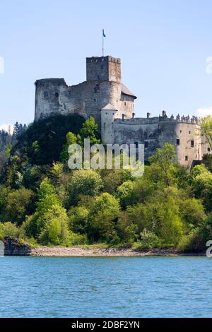 Niedzica, Pologne - 18 mai 2020 : Château de Niedzica du XIVe siècle (château de Dunajec), forteresse médiévale au lac Czorsztyn. Il est connu comme l'un des plus p Banque D'Images