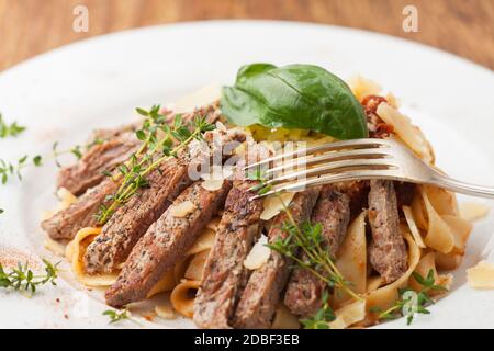 tranches de steak sur les pâtes Banque D'Images