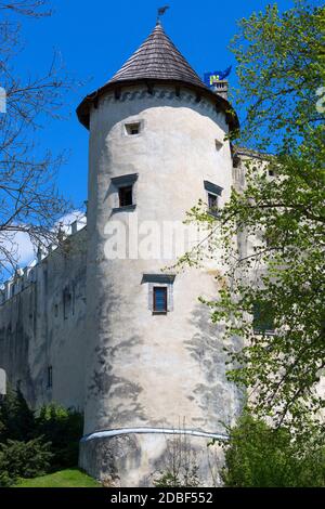 Niedzica, Pologne - 18 mai 2020 : Château de Niedzica du XIVe siècle (château de Dunajec), forteresse médiévale au lac Czorsztyn. Il est connu comme l'un des plus p Banque D'Images