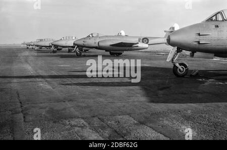 Une série de combattants aériens de la Royal Air Force Gloster Meteor Jet dans une base de la RAF en Angleterre dans les années 1950. Banque D'Images