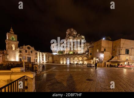 Matera, Italie - 19 septembre 2019: Vue nocturne de l'église San Pietro caveoso et sur le sommet de la colline de l'église Saint Marie d'Idris à Matera, Banque D'Images