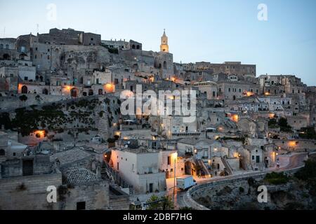 Matera, Italie - 15 septembre 2019 : soirée ; vue de la ville de Matera, Italie, avec les lumières colorées soulignant de bâtiments anciens dans les Sassi di mat Banque D'Images