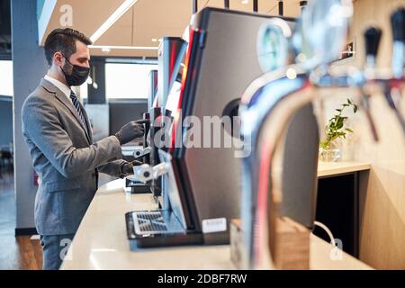 Professionnel préparant un café dans une machine espresso Banque D'Images