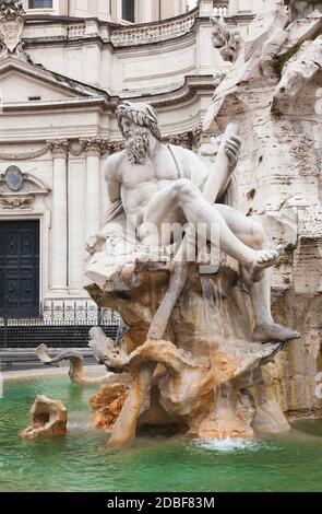 Fontana dei Quattro Fiumi (Fontaine des quatre fleuves) détail avec le Dieu de la rivière Ganges représentant l'Asie, Piazza Navona, Rome, Italie Banque D'Images