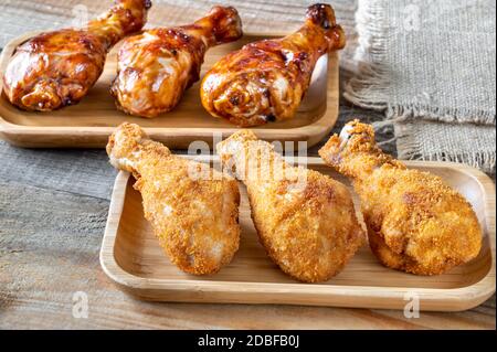 Pilons de poulet panés et grillés sur fond rustique Banque D'Images