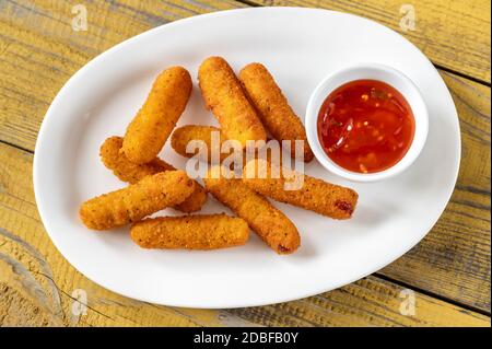 Bâtonnets de mozzarella avec sauce Chili sur une assiette de service Banque D'Images