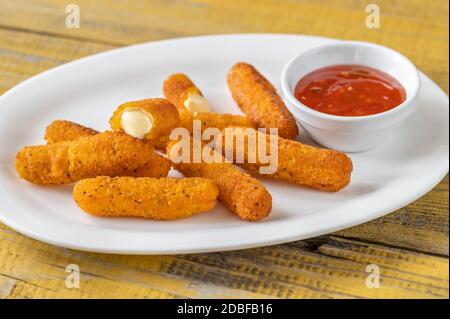 Bâtonnets de mozzarella avec sauce Chili sur une assiette de service Banque D'Images