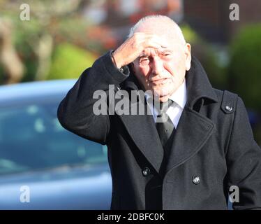 Le comédien Tommy Cannon arrive à l'église de l'espoir à Lytham Saint Annes, dans le Lancashire, devant les funérailles de Bobby ball. Banque D'Images