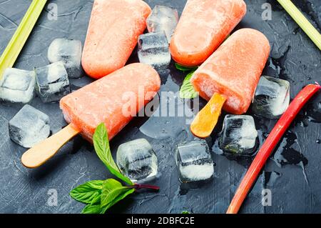 Crème glacée maison avec rhubarbe et menthe. Crème glacée sur bâton et glace Banque D'Images