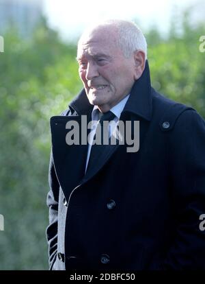 Le comédien Tommy Cannon arrive à l'église de l'espoir à Lytham Saint Annes, dans le Lancashire, devant les funérailles de Bobby ball. Banque D'Images