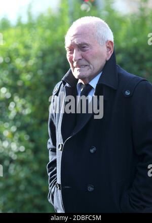 Le comédien Tommy Cannon arrive à l'église de l'espoir à Lytham Saint Annes, dans le Lancashire, devant les funérailles de Bobby ball. Banque D'Images