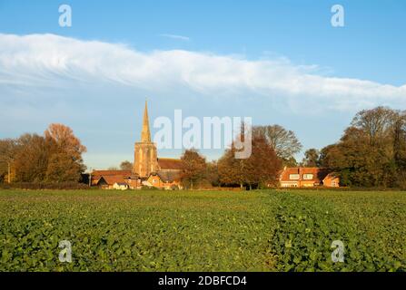 Vue du sentier public traversant le champ jusqu'au village de Peasemore et de l'église St Barnabas, Peasemore, West Berkshire, Angleterre, Royaume-Uni, Europe Banque D'Images