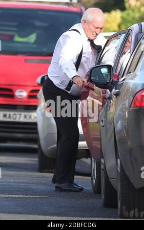 Le comédien Tommy Cannon, portant des accolades, arrive à l'église de l'espoir à Lytham Saint Annes, dans le Lancashire, devant les funérailles de l'animateur Bobby ball. Banque D'Images