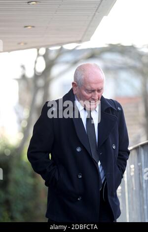 Le comédien Tommy Cannon arrive à l'église de l'espoir à Lytham Saint Annes, dans le Lancashire, devant les funérailles de Bobby ball. Banque D'Images