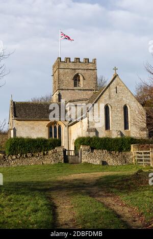 Cotswolds église en pierre avec le Jack Union volant des tourelles. Banque D'Images