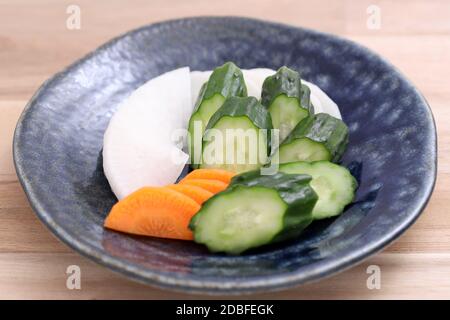 Cuisine traditionnelle japonaise, légumes sel mariné tsukemono dans un plat Banque D'Images