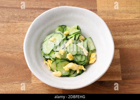 Nourriture japonaise sunomono, concombre au vinaigre dans un plat Banque D'Images