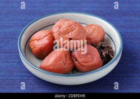 Cuisine japonaise, mariné umeboshi dans un plat sur table Banque D'Images