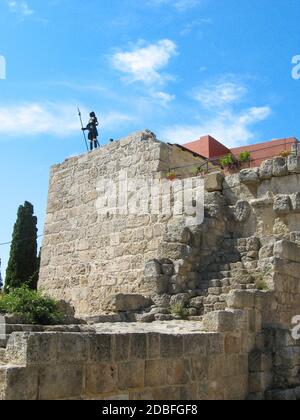 Les remparts du château de la vieille ville de Rhodes avec la statue métallique du Chevalier au-dessus du mur du château. Banque D'Images