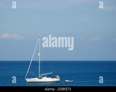 Vue sur le yacht dans le port de Kolona à Rhodes Banque D'Images