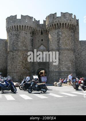 Entrée à la porte marine de la ville fortifiée et médiévale de Rhodes Banque D'Images