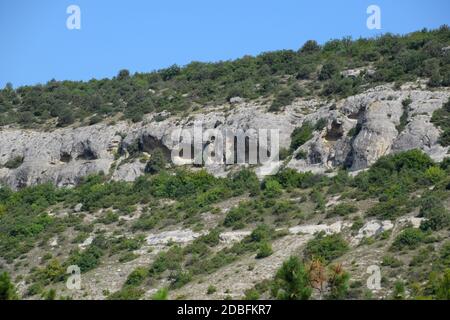 Carrières anciennes dans les rochers. Preuve d'une civilisation ancienne très développée. Péninsule de Crimée. Banque D'Images