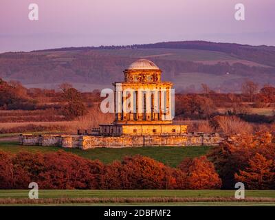 Côté ouest du mausolée du château Howard, baigné de soleil d'automne. North Yorkshire, Royaume-Uni. Banque D'Images