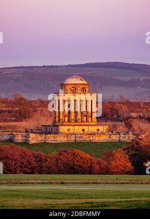 Côté ouest du mausolée du château Howard, baigné de soleil d'automne. North Yorkshire, Royaume-Uni. Banque D'Images