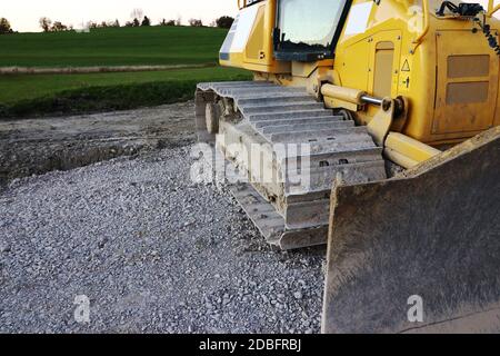 Travaux de construction de routes avec une pelle hydraulique. Une nouvelle route est en cours de construction Banque D'Images