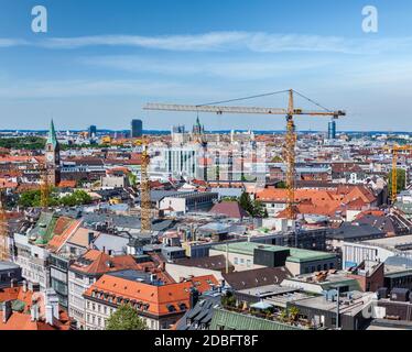 Vue aérienne de Munich avec site de construction et grues, Bavière, Allemagne Banque D'Images