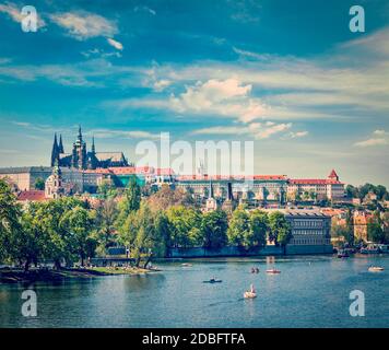 Image de voyage rétro de style hipster vintage avec vue panoramique sur la Vltava et Gradchany (château de Prague), la cathédrale Saint-Vitus et le pont Charles an Banque D'Images